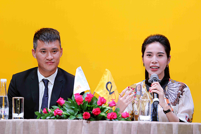 Thuỷ Tiên mặc set trang phục hơn một tỷ đồng sánh vai chồng